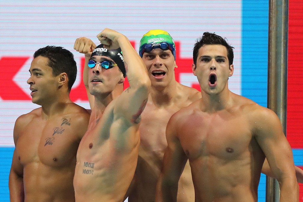 Revezamento 4x100m livre do Brasil comemora a prata (Foto: Satiro Sodré/SSPress/CBDA)