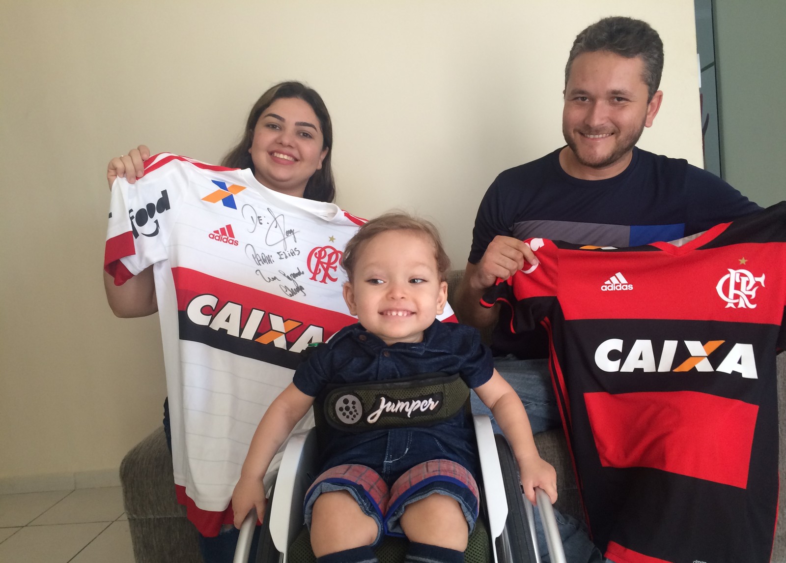 Em Natal, pais vão leiloar camisas do Flamengo para bancar tratamento do filho