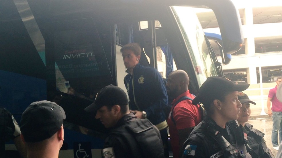 César no embarque: o goleiro, que não agarra desde dezembro de 2015 em jogos oficiais, é o provável titular na quinta-feira (Foto: Thiago Lima / GloboEsporte.com)