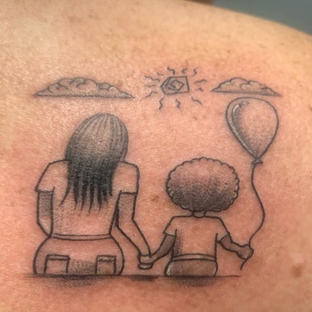 A tatuagem é ela, Simony, e Anthony de mãos dadas enquanto ele segura um balão (Foto: Reprodução/Instagram)