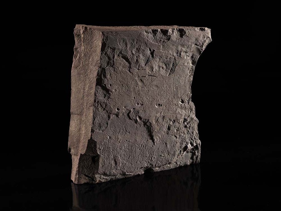 Pedra rúnica descoberta na Noruega seria a mais antiga do mundo — Foto: Kulturhistorisk museum