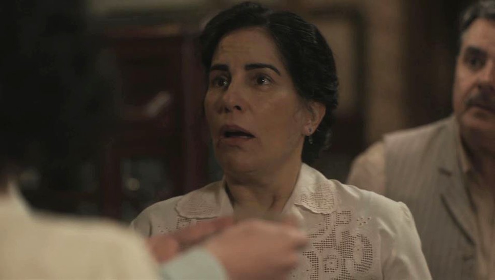 Lola (Gloria Pires) se emociona com conquista de Carlos (Danilo Mesquita) em 'Éramos Seis' — Foto: Globo