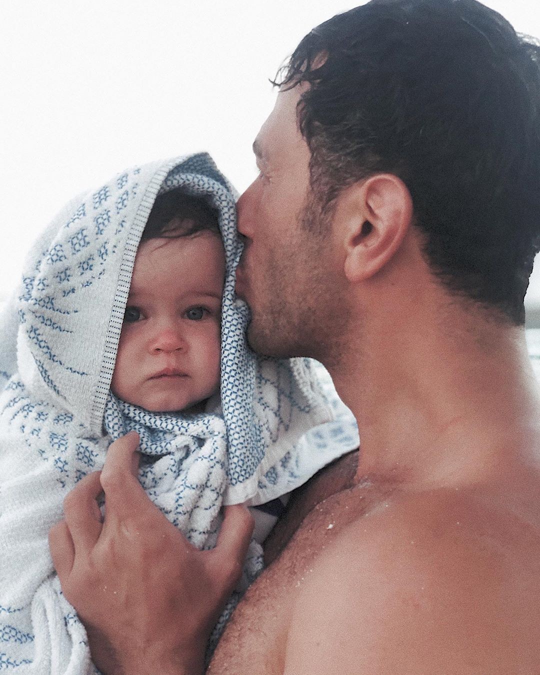 Jwan Yosef, marido de Ricky Martin, e a filha Lucia (Foto: Reprodução/Instagram)