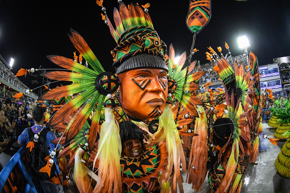Unidos de Vila Isabel mostra índios do sul do Brasil — Foto: Alexandre Durão/G1