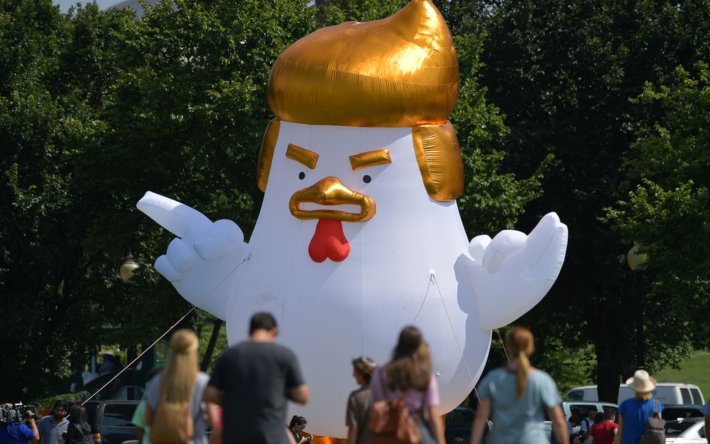 Uma galinha inflável imitando o presidente Donald Trump é vista no parque The Ellipse, atrás da Casa Branca e próximo ao Washington Monument, na quarta (9) (Foto: Mandel Ngan/AFP)