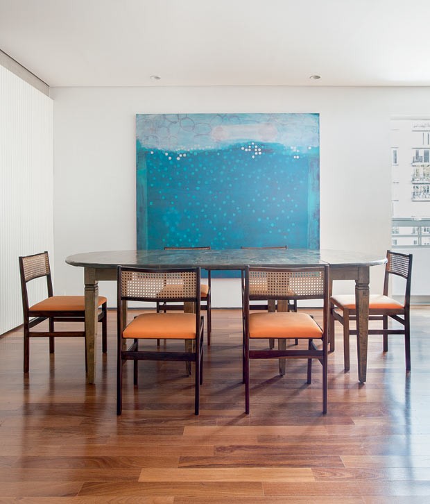apartamento-arquiteto-Felipe-Hess-sala-de-jantar-mesa-cadeiras-quadro-tela-arte (Foto: Ricardo Bassetti/Divulgação)