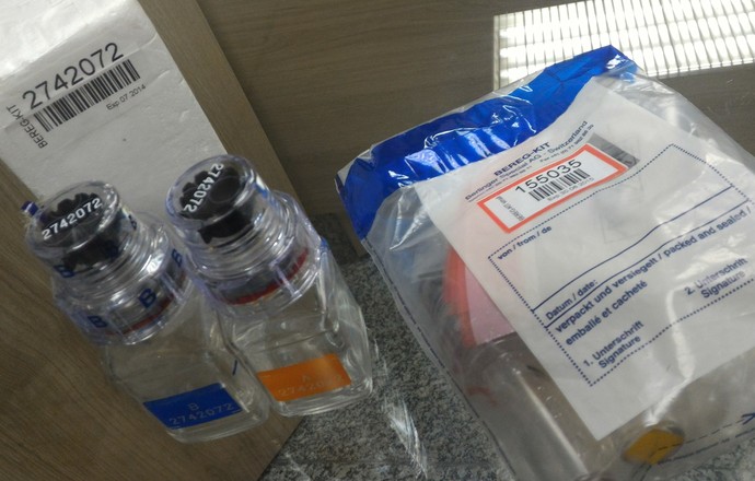 Frascos e material usado na coleta de urina e sangue em exames de doping (Foto: Vicente Seda)