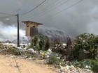 Aterro de Aguazinha, em Olinda, segue coberto por fumaça e chamas