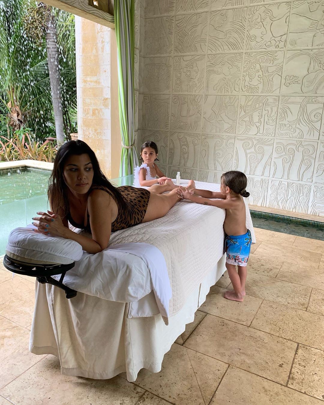 Koutney Kardashian e filhos (Foto: reprodução/ instagram)