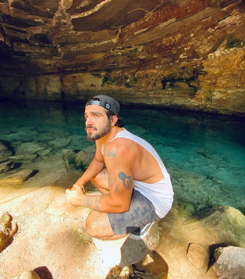 Caio Castro posa na Caverna Aroê-Jari e Lagoa Azul — Foto: Reprodução/Instagram