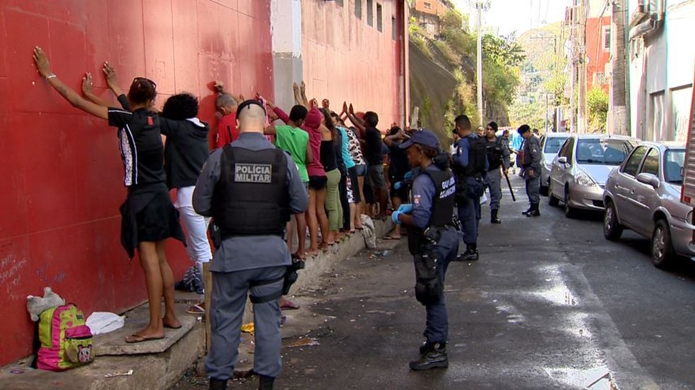 Abordagens na Vila Rubim, em Vitória — Foto: Reprodução/TV Gazeta