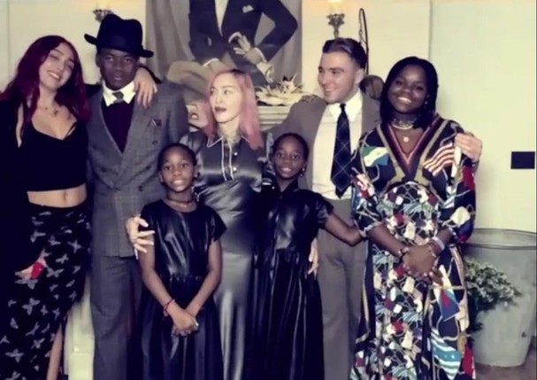Madonna e os filhos: Lourdes Maria, Rocco, David Banda, Mercy James, Esther e Stella (Foto: Reprodução/Instagram)