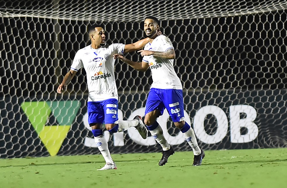 Dellatorre comemora o segundo gol do CSA contra o Vasco — Foto: André Durão