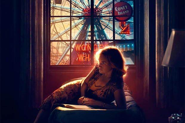 Cores dramáticas e estética teatral invadem ‘Roda Gigante’, de Woody Allen (Foto: Amazon Studios/Divulgação)