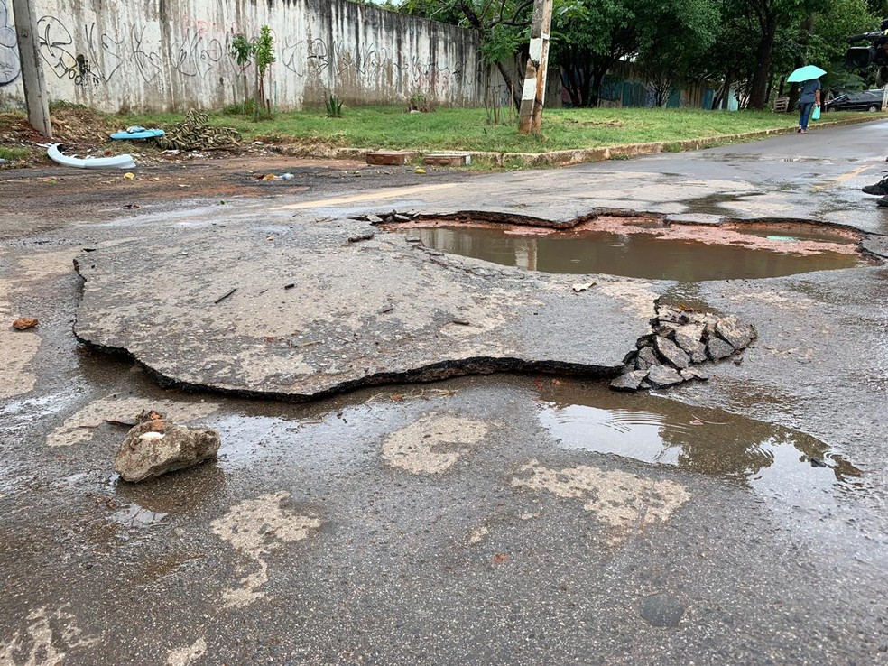 Após tempestade no DF, placas de asfalto foram encontradas soltas pelas ruas de Vicente Pires — Foto: Kenzô Machida/TV Globo