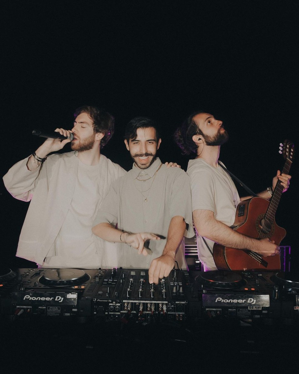 O trio de DJs de São Paulo costumava produzir suas músicas no telhado de casa, daí o nome 'Rooftime' — Foto: Reprodução/Instagram