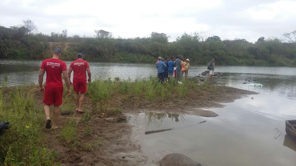 Corpo foi encontrado a 7,5 metros de profundidade, quatro quilômetros depois do ponto onde jovem se afogou (Foto: Corpo de Bombeiros/Divulgação)
