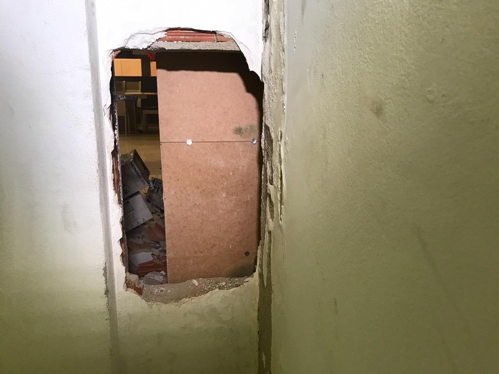 Para entrar na loja, bandidos fizeram um buraco na parede â€” Foto: Kleber Teixeira/Inter TV Cabugi