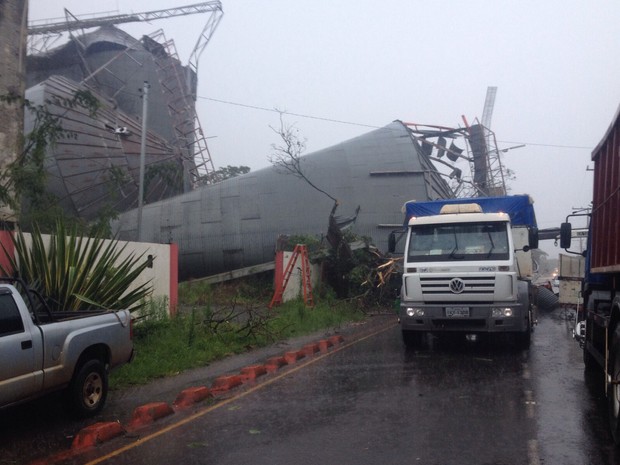 Vento forte causou destelhamentos em São Borja (RS) (Foto: Gabriela Fogliarini/RBS TV)