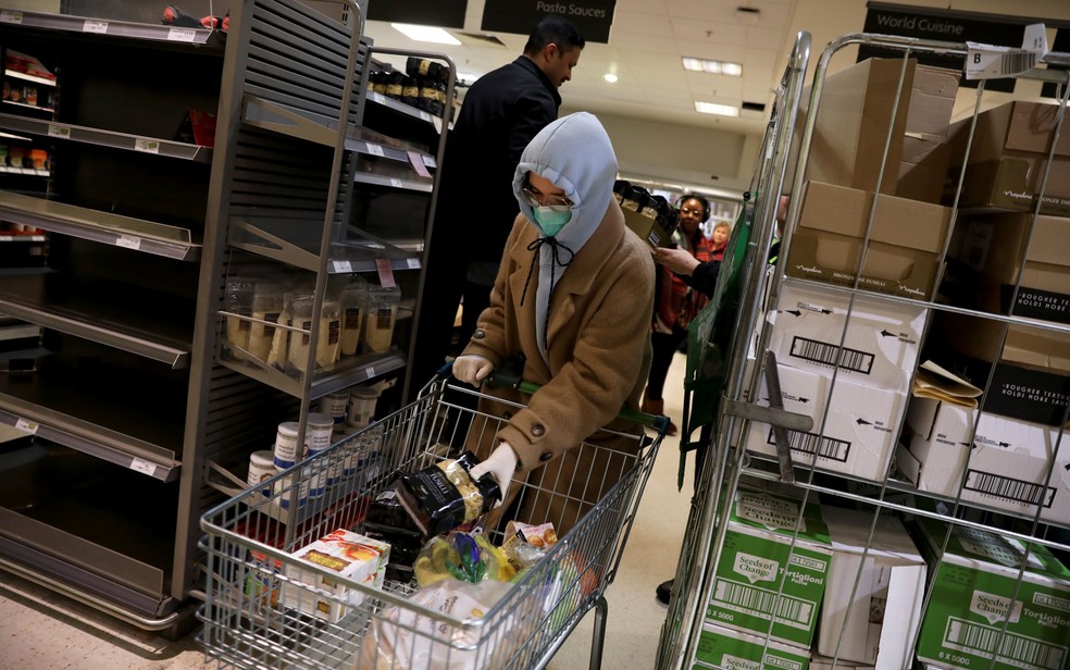 Até agora, todas as mortes por vírus no Reino Unido ocorreram entre pessoas com mais de 60 anos ou com doenças pré-existentes — Foto: Reuters/Marika Kochiashvili