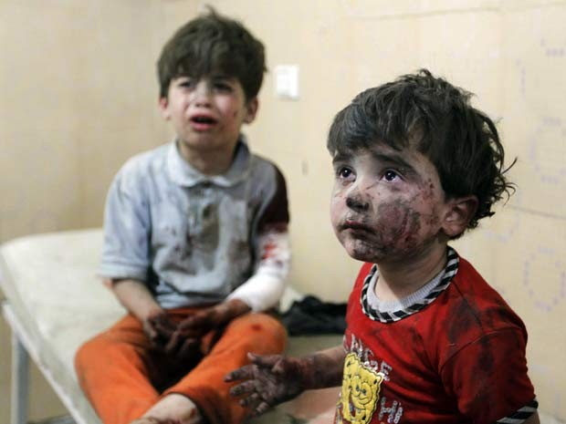 Crianças com ferimentos choram após bombas serem atiradas em Aleppo, na Síria (Foto: REUTERS/Jalal Al-Mamo)