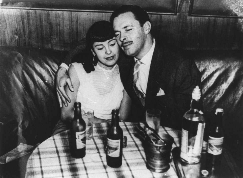 Vida Alves e Walter Forster na novela 'Sua vida me pertence', de 1951; eles protagonizaram o primeiro beijo da TV brasileira — Foto: Divulgação