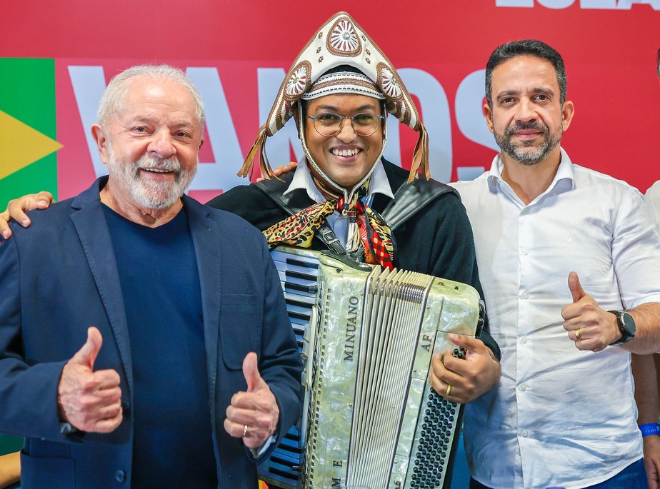 O ex-presidente Lula com um sanfoneiro e o governador de Alagoas, Paulo Dantas