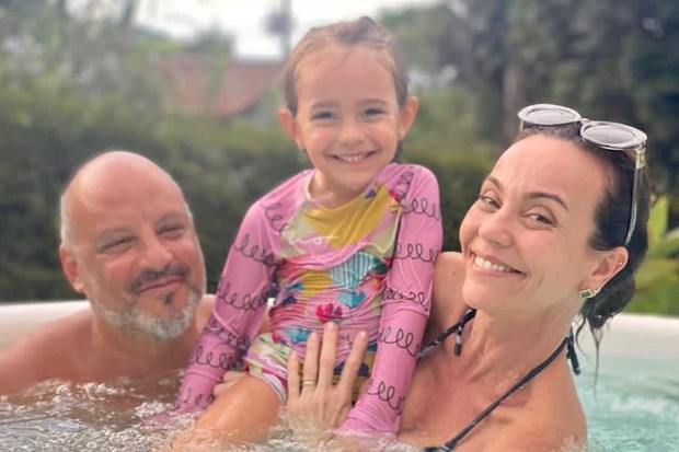 Flávia Monteiro com o marido, Avner Saragossy, e a filha, Sophia (Foto: Reprodução/Instagram)