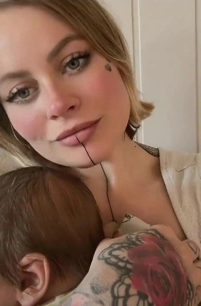 Mãe sofreu críticas nas redes sociais por causa de tatuagens no rosto (Foto: Reprodução Tik Tok)