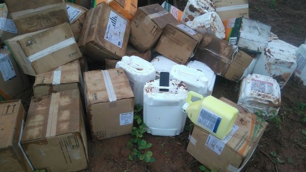 Produtos foram levados de depsito em fazenda em Canarana e deixados em lavoura da propriedade (Foto: Polcia Militar de MT/Assessoria)