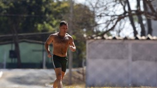 Mauro Cid, antigo ajudante de ordens do ex-presidente Jair Bolsonaro, faz corrida durante a manhã no Quartel da Polícia do Exército, aonde esta preso. — Foto: Cristiano Mariz/Agência O Globo