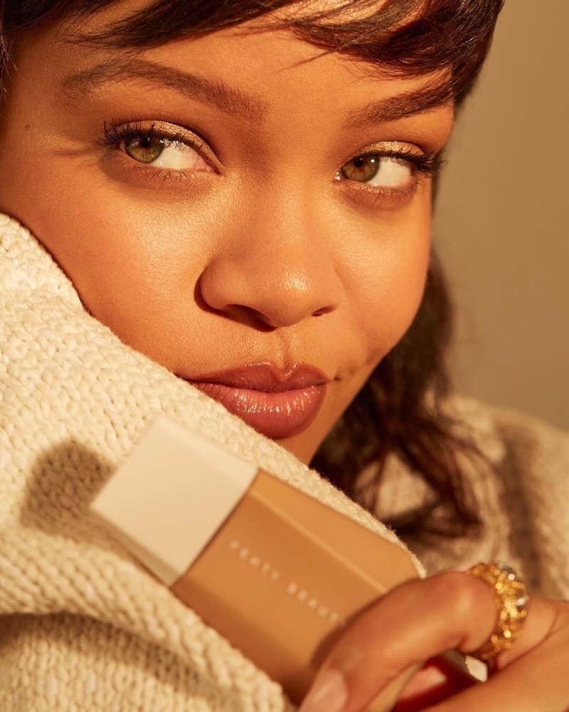 Rihanna lança base Eaze Drops, de Fenty Beauty (Foto: Divulgação )