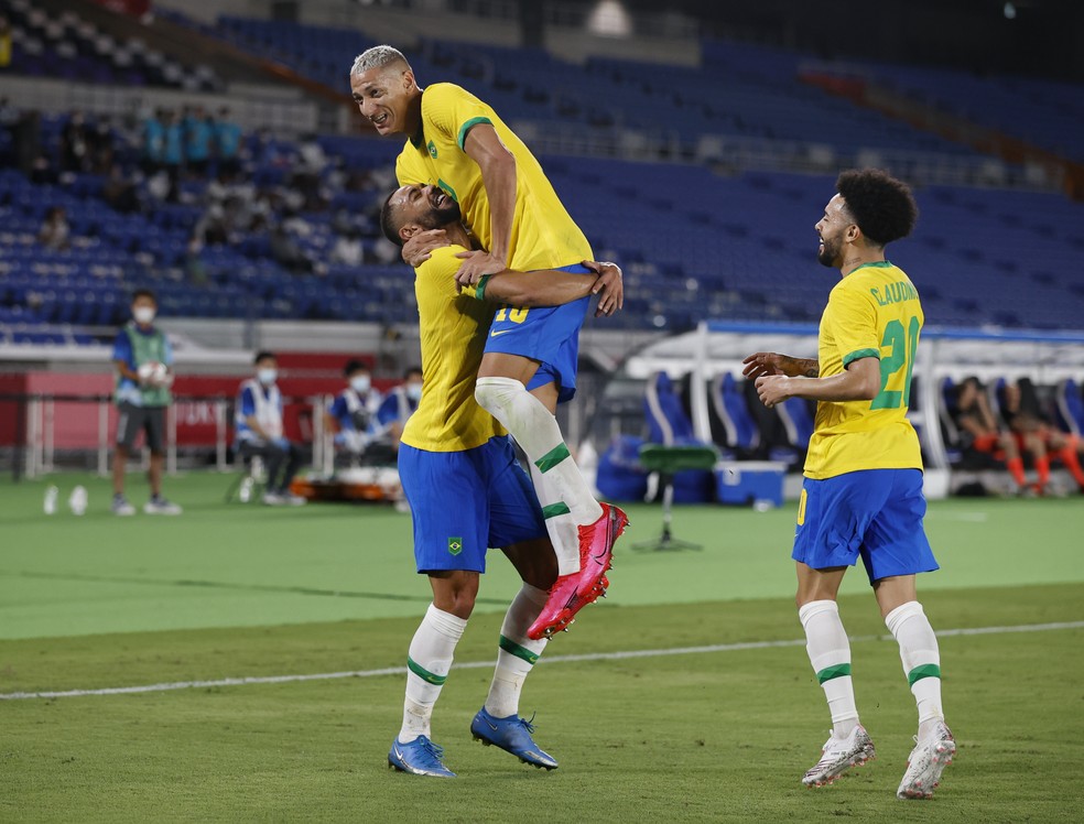 Richarlison (centro) comemora com Matheus Cunha (esq.) e Claudinho (dir.) na vitória do Brasil sobre a Alemanha — Foto: Reuters