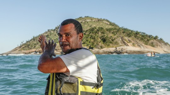 Jardineiro se emociona ao 'reviver' seis dias de sufoco em ilha deserta; veja vídeo
