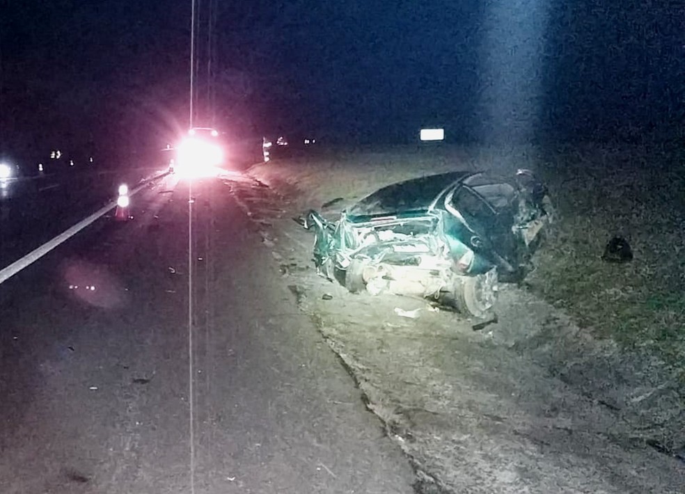 Mãe e filho morrem após colisão traseira entre carros na rodovia Castello Branco — Foto: Polícia Rodoviária/Divulgação