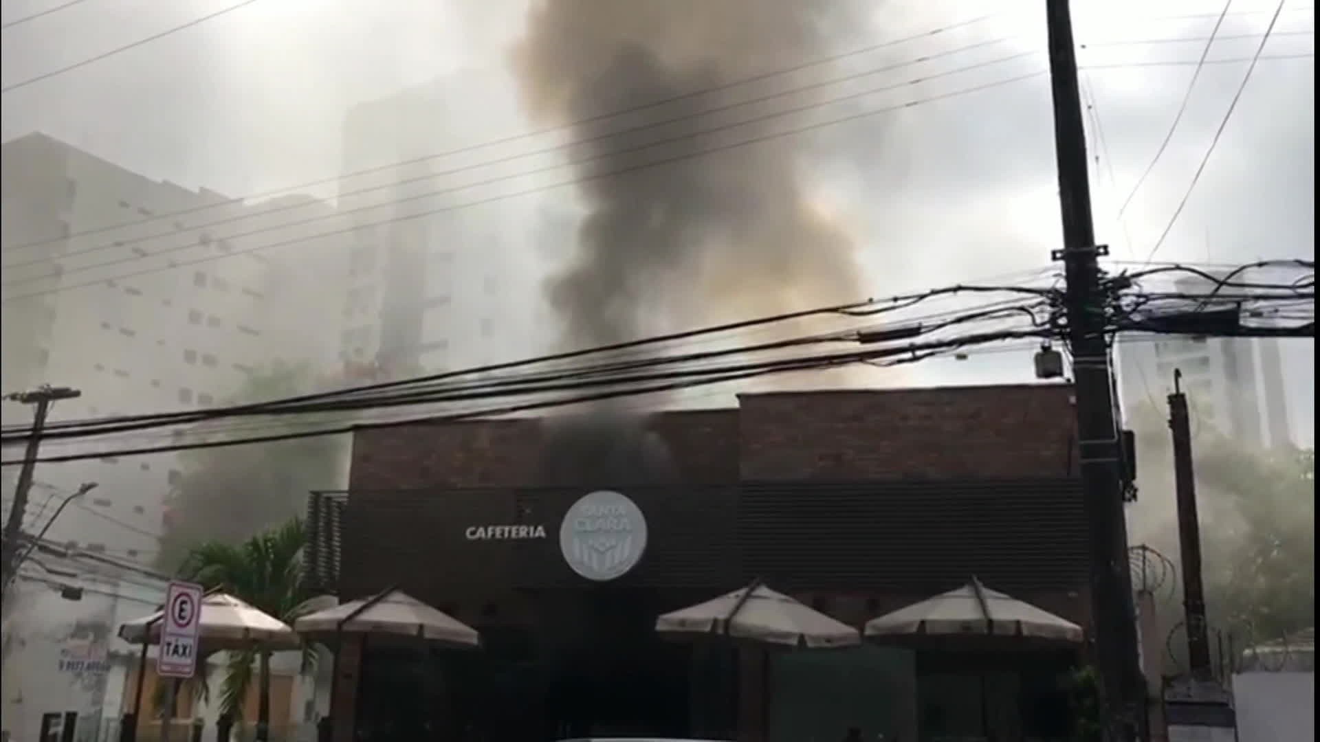 Incêndio atinge cafeteria na Zona Norte do Recife; veja vídeo