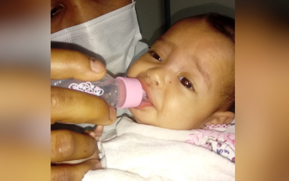 Família pede ajuda para conseguir transferência para bebê de 3 meses que está com Covid em corredor de cais de Goiânia — Foto: Arquivo pessoal/Vânia de Oliveira 