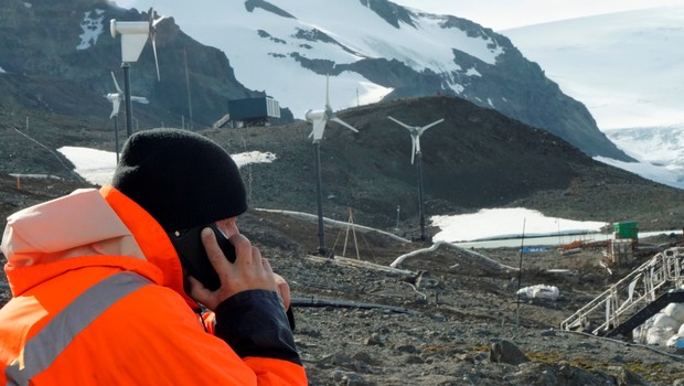 Pesquisador usa celular na Estação Antártica Comandante Ferraz (EACF) (Foto: Divulgação/Oi)