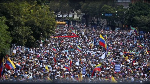 Milhares de venezuelanos têm saído às ruas para protestar contra o governo de Maduro  (Foto: epa/via bbc news brasil)