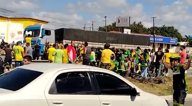 Ciclista se joga em carro para simular acidente durante protesto em Parnamirim