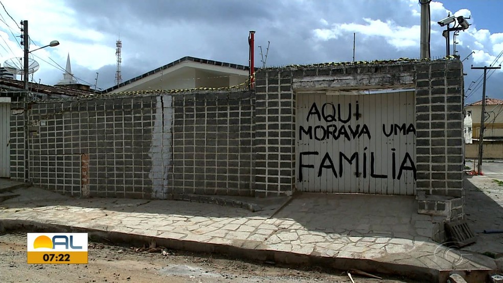 Muros e portões carregaram lembranças de que famílias moravam nos bairros atingidos por rachaduras em Maceió — Foto: Reprodução/TV Gazeta