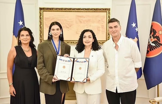 Dua Lipa, a presidente Vjosa Osmani-Sadriu, entre os pais da cantora, Anesa e Dukagjin (Foto: Reprodução/ Instagram)