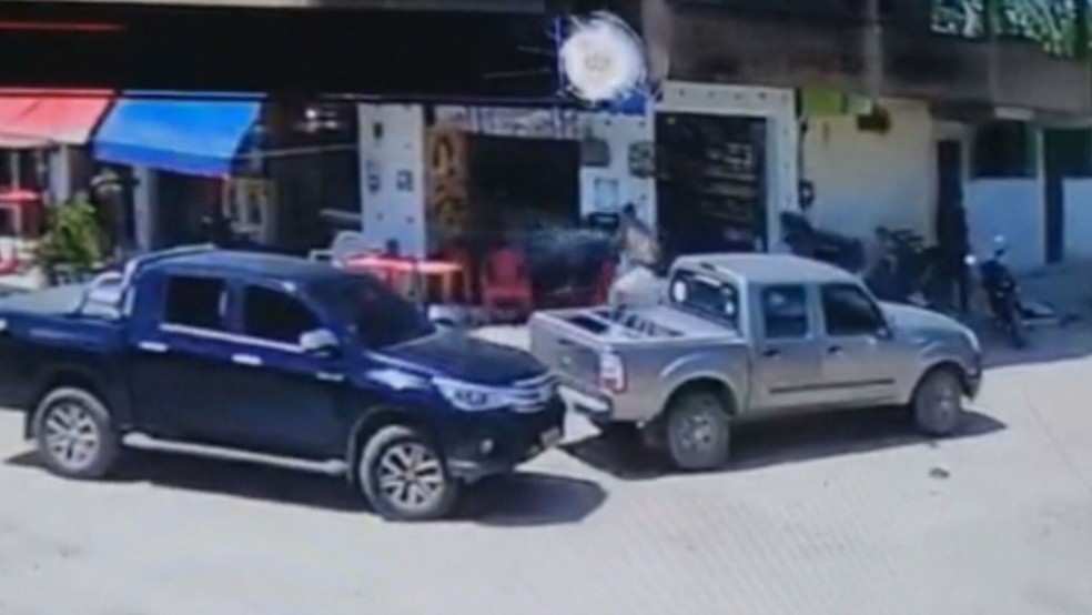 Criminosos atiraram contra frequentadores de bar em Itaboraí, Região Metropolitana do Rio — Foto: Reprodução/ TV Globo