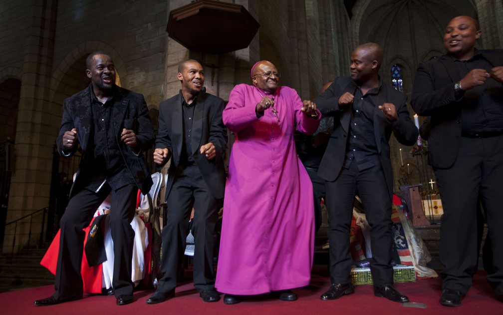 Arcebispo sul-africano Desmond Tutu dança depois o prêmio Templeton 2013 — Foto: Ilan Godfrey/Templeton Prize/Reuters