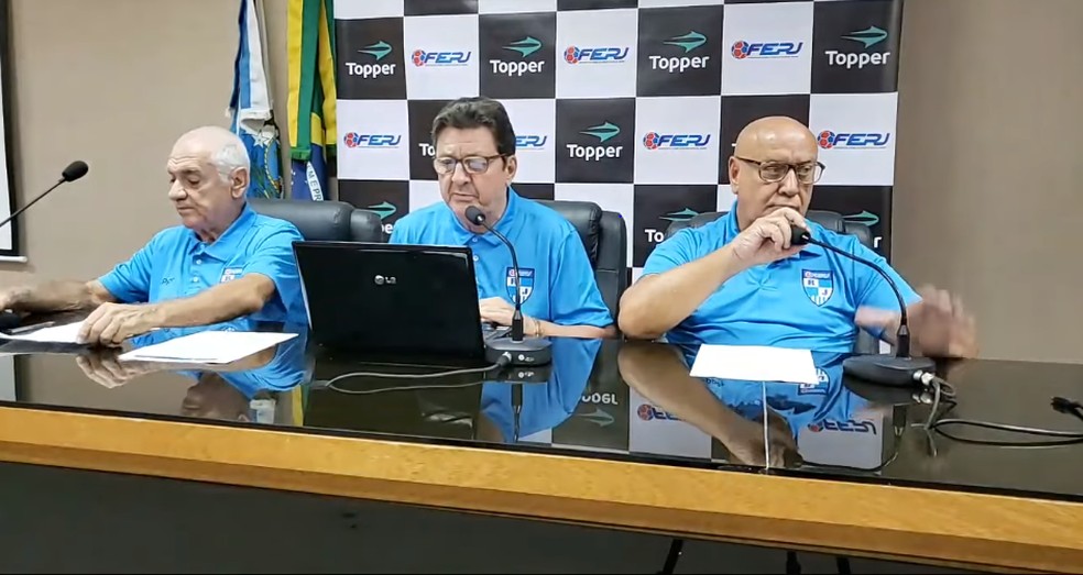 Messias José Pereira (direita) ao lado de José Carlos Santiago (centro), atual presidente da comissão de arbitragem da Ferj — Foto: Reprodução