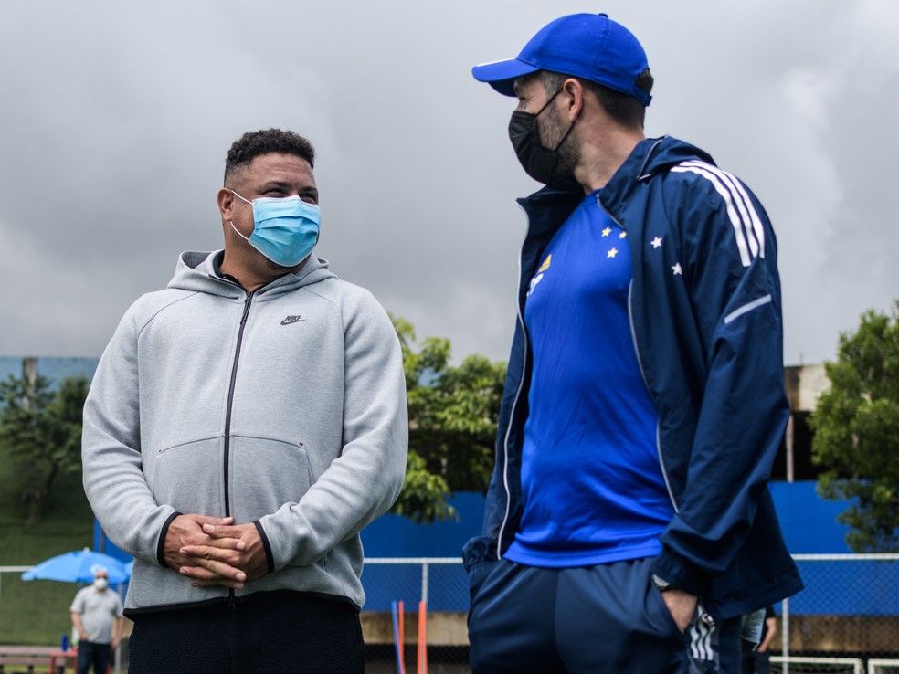 Ronaldo e Pezzolano em primeira visita do Fenômeno na Toca da Raposa — Foto: Gustavo Aleixo/Cruzeiro