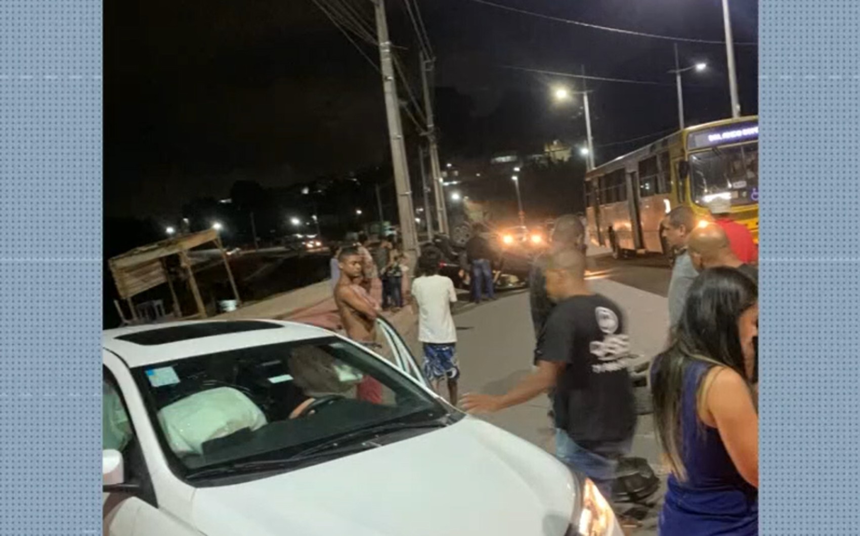 Acidente entre dois carros resulta em capotamento em Salvador; testemunhas dizem que motorista dormiu ao volante