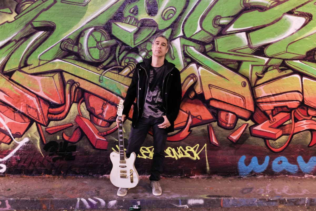 Guitarist Billy Brandão brings together ten instrumental tracks on his first solo album, 'O bicho está pegago' | Mauro Ferreira's blog