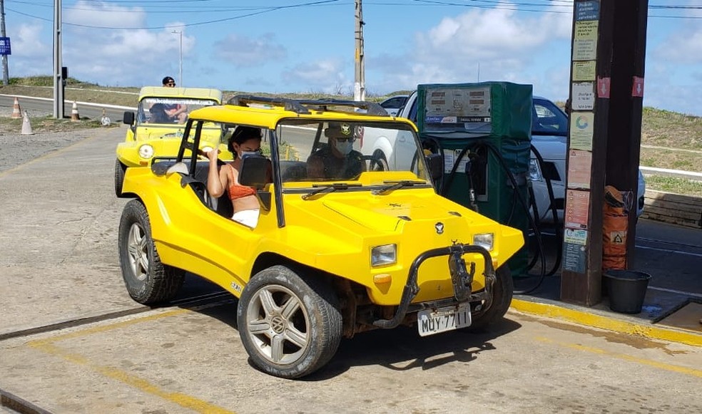 Turistas também reclamaram do preço do combustível na ilha  — Foto: Ana Clara Marinho/TV Globo