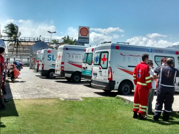 Ambulâncias aguardam chegada de feridos em acidente de plataforma no Espírito Santo (Foto: Internauta/ Gazeta Online)